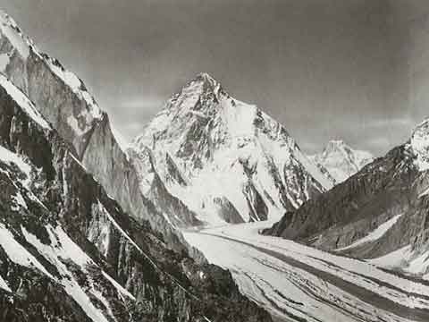 
Summit Vittorio Sella - Panorama Of K2, Broad Peak, Gasherbrum, Chogolisa, Mitre Peak 1909 - Summit: Vittorio Sella book

